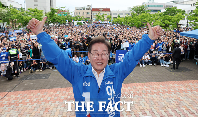 이재명 더불어민주당 대선 후보가 16일 전북 군산시 구시청광장에서 열린 유세에서 두 손을 들어 보이고 있다. /군산=뉴시스