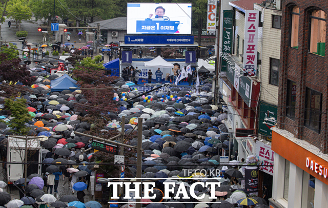 이재명 더불어민주당 대선 후보가 16일 오후 전북 전주시 전북대학교 앞에서 지지를 호소하고 있다. /전주=뉴시스