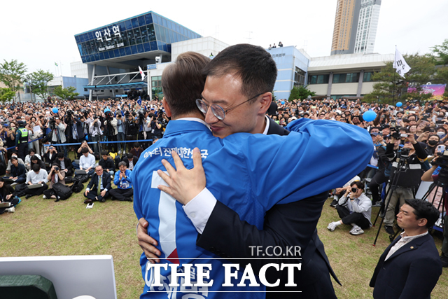 이재명 더불어민주당 대선후보가 16일 전북 익산시 익산역 동부광장에서 열린 유세에서 자신의 지지를 선언한 김상욱 무소속 의원과 포옹하고 있다. /익산=뉴시스