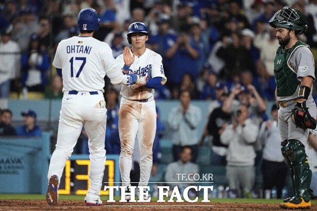 LA 다저스의 김혜성(가운데)이 16일 애슬레틱스와 인터리그 홈 경기에서 4회 말 오타니 쇼헤이(왼쪽)의 투런 홈런으로 홈을 밟은 뒤 세리머니를 펼치고 있다./LA=AP.뉴시스