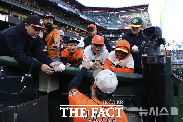 이정후가 17일(한국시간) 애슬레틱스전에 앞서 팬들에게 사인을 해주고 있다. /샌프란시스코=AP.뉴시스