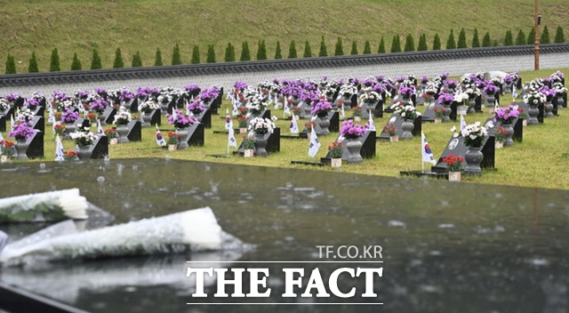 5·18민주화운동 45주기를 이틀 앞둔 16일 광주 북구 운정동 국립5·18민주묘지 2묘역에 빗줄기가 굵어지고 있다. 2묘역 에서는 안장된 유골함 일부에 침수 피해가 발생했다. /뉴시스