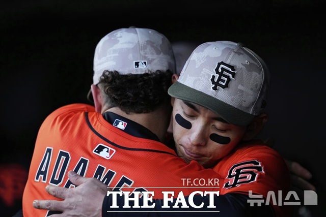 이정후가 17일(한국시간) 애슬레틱스전서 윌리 아다메스를 더그아웃에서 포옹하고 있다. /샌프란시스코=AP.뉴시스