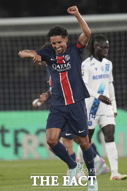 후반 2-1 역전골을 넣고 즐거워하는 PSG의 캡틴 마르퀴뇨스./파리=AP.뉴시스