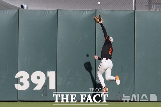 이정후가 18일(한국시간) 애슬레틱스전서 1회초 브렌트 루커의 키를 넘어가는 타구를 점프해서 잡아내고 있다. /샌프란시스코=AP.뉴시스