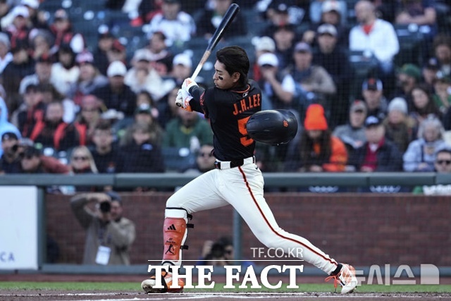 이정후가 18일(한국시간) 애슬레틱스전서 스윙한 뒤 헬멧이 벗겨지고 있다. /샌프란시스코=AP.뉴시스