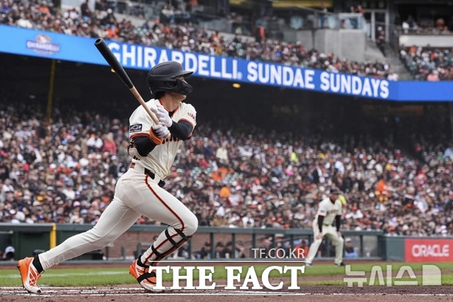 이정후가 시즌을 치르면서 타율이 떨어지고 있다. 상대 투수들의 약점을 파고 드는 공략에 제대로 대처하지 못한다는 평가다. /뉴시스