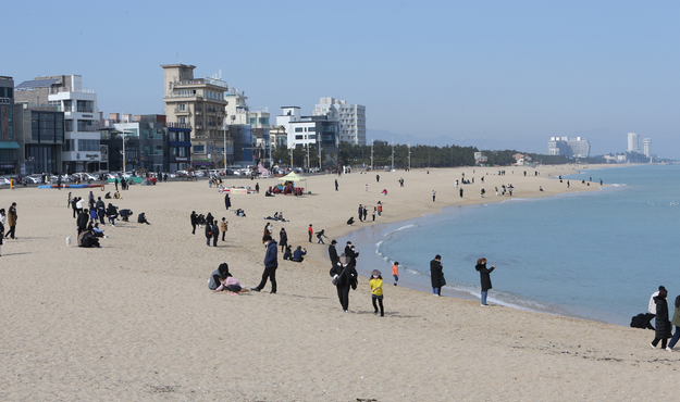 환경부는 강원특별자치도·강릉시·자원순환보증금관리센터와 함께 ‘강릉시 맞춤형 다회용컵 보증금제 시행을 위한 자발적 협약’을 체결했다고 19일 밝혔다. 강원도 강릉 안목해변. / 뉴시스