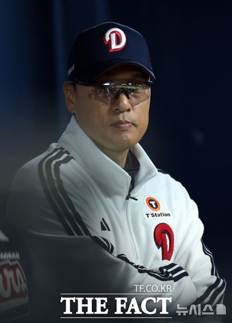 이승엽 두산 베어스 감독이 2025시즌 초반부터 성적 부진으로 심한 압박을 받고 있다. 두산 극성 팬들은 이승엽 감독 퇴진을 요구하고 있다. /뉴시스