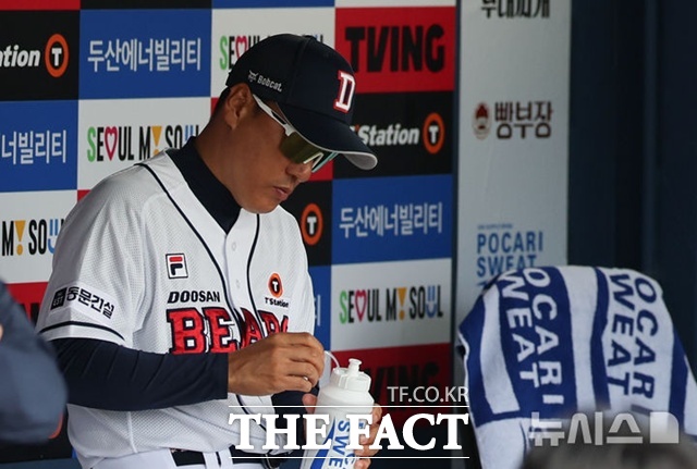 이승엽 두산 감독이 경기를 앞두고 뭔가 깊은 생각에 빠져 있다. 이승엽 감독은 2025시즌이 3년 계약의 마지막 해다. /뉴시스
