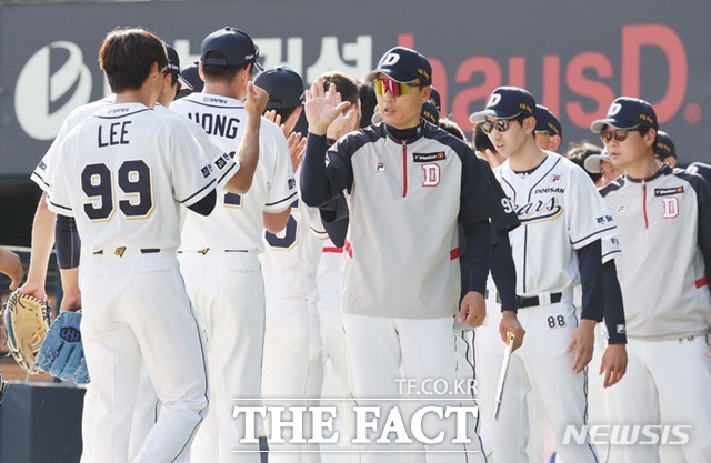 이승엽 두산 감독은 강한 카리스마 보단 조용하면서 냉철한 판단력이 돋보이는 지도자다. 이를 두고 일부 두산 팬들은 선수들 장악 능력이 떨어진다고 비판한다. /뉴시스