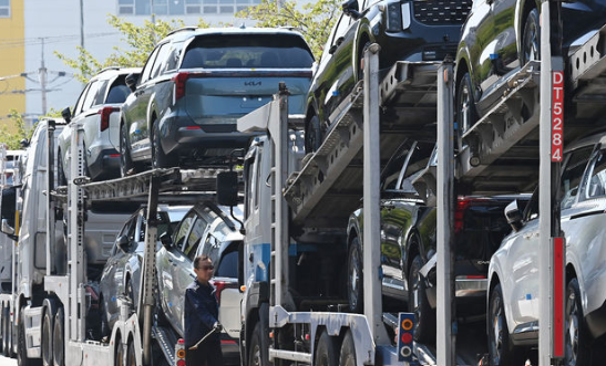 정인교 산업통상자원부 통상교섭본부장은 21일 ‘수출지역담당관회의’를 개최하고 지역별 수출상황 및 리스크를 점검했다. 사진은 지난달 29일 경기 평택항 자동차 전용부두 앞에 실린 수출용 차량. / 뉴시스