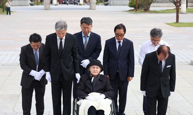 고(故) 노태우 전 대통령의 부인 김옥숙 여사(가운데)가 지난 19일 오후 아들 노재헌 동아시아문화센터 이사장(왼쪽에서 2번째)과 함께 광주 북구 국립 5·18민주묘지를 찾아 참배하고 있다. /뉴시스