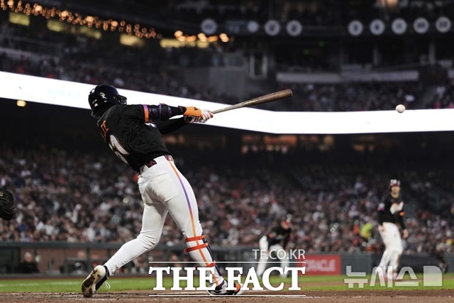 이정후가 21일(한국시간) 캔자스시티전에서 5회말 1타점 중전 적시타를 날리고 있다. /샌프란시스코=AP.뉴시스