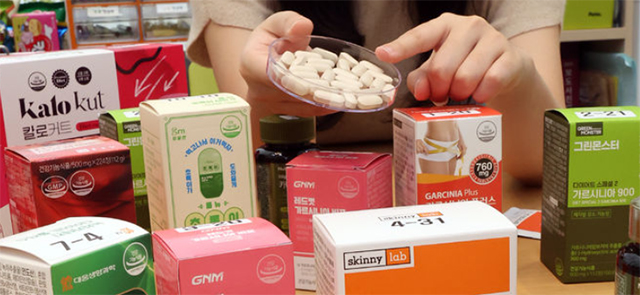 한국소비자원 관계자가 21일 세종시 정부세종청사에서 다이어트 건강기능식품의 품질과 안전성 시험 결과를 설명하고 있다.／뉴시스