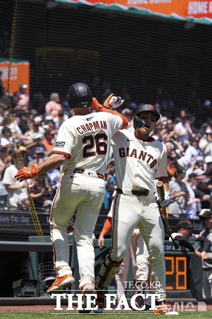 이정후가 22일(한국시간) 캔자스시티전에서 3회말 좌월 솔로 홈런을 날린 맷 채프먼을 홈에서 반기고 있다. /샌프란시스코=AP.뉴시스