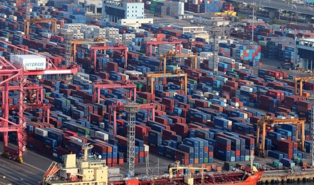 박성택 산업통상자원부 1차관은 22일 ‘2025년 5월 수출동향 점검회의’를 열고 주요 품목별 수출 동향과 리스크를 점검했다. 사진은 지난 1일 부산 남구 감만부두. / 뉴시스