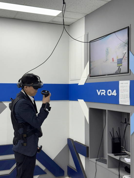 한국가스공사 직원이 화재 가상현실(VR)을 체험하고 있다. / 가스공사
