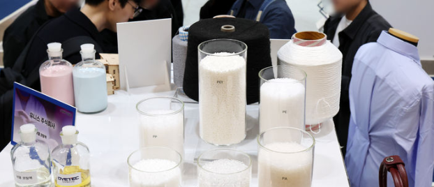 무역위는 22일 정부세종청사에서 제460차 무역위원회를 열고 덤핑조사 1건에 대해 심의·의결하고 덤핑조사를 개시한 3건에 대해 보고받았다. 사진은 지난해 10월 31일 부산 해운대구 벡스코에서 열린 2024 부산국제신발·섬유패션전시회. / 뉴시스