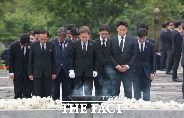 이재명 더불어민주당 대선후보가 23일 경남 김해시 진영읍 봉하마을에서 노무현 전 대통령 묘역을 참배하고 있다. /뉴시스