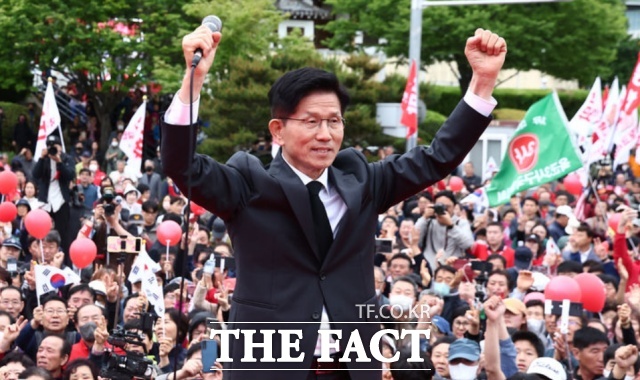 김문수 국민의힘 대선 후보가 24일 경북 구미시 박정희 전 대통령 생가 인근에서 열린 유세에서 연설을 마친 뒤 양손을 들어보이고 있다. /뉴시스