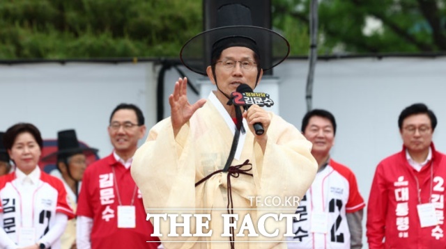 김문수 국민의힘 대선 후보가 24일 경북 안동시 웅부공원 인근에서 열린 유세에서 도포와 갓을 쓰고 지지호소를 하고 있다. /뉴시스