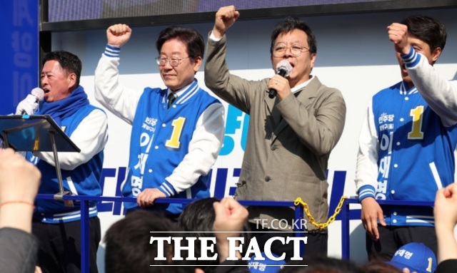 이 씨는 24일 MBC라디오를 통해 공개된 찬조연설에서 까만 고양이든, 하얀 고양이든 쥐만 잘 잡으면 된다고 생각하는 사람이 이재명이라고 밝혔다. 사진은 지난해 총선 유세 당시 인천 계양구에서 이 후보의 지지 발언을 하는 이 씨. /뉴시스