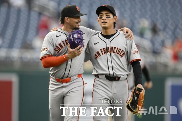 이정후가 24일(한국시간) 워싱턴전에 앞서 팀 동료 윌리 아다메스와 어깨동무를 한 채 다정하게 더그아웃으로 들어가고 있다. /워싱턴=AP.뉴시스