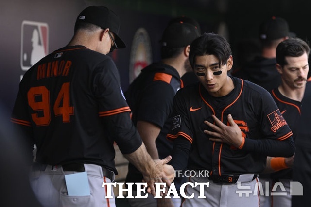 이정후가 25일(한국시간) 워싱턴전에 앞서 데이몬 마이너(94번) 타격코치와 얘기를 나누고 있다. /워싱턴=AP.뉴시스