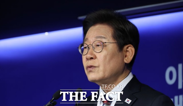 이재명 더불어민주당 대통령 후보는 6·3 대통령 선거를 9일 앞둔 25일, 김문수 국민의힘 후보와 이준석 개혁신당 후보 간 단일화가 성사될 것으로 전망하며 이에 대비한 선거 전략을 준비 중이라고 밝혔다. /뉴시스