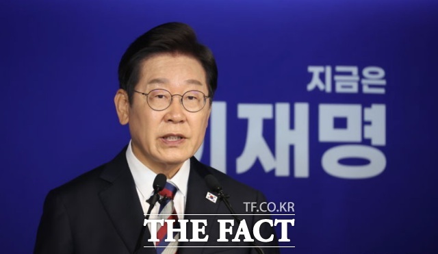이 후보는 25일 서울 여의도 민주당 중앙당사에서 열린 기자간담회에서 보수진영이 단일화를 한다면 선대위 차원에서 어떤 대응을 할 예정인가라는 질의에 토론회에서도 말씀드렸는데 (양측은) 내란 단일화를 할 것이라고 예측한다고 답했다. /뉴시스