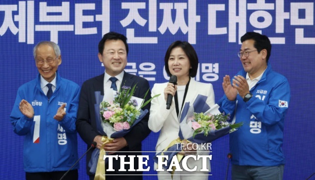 김용남(왼쪽 두 번째부터) 전 의원과 허은아 전 개혁신당 대표가 26일 오전 서울 여의도 더불어민주당 중앙당사에서 열린 입당 환영식에서 인사말을 하고 있다. 왼쪽부터 윤여준 상임총괄선대위원장, 김용남 전 의원, 허은아 전 대표, 박찬대 상임총괄선대위원장. /뉴시스