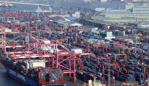 정부는 26일 정부세종청사에서 지난 20~22일 미국 워싱턴D.C에서 열린 ‘2차 실무 기술협의’ 관련 방미 성과 백브리핑을 열었다. 사진은 지난 1일 부산 남구 감만부두에서 수출입 컨테이너. / 뉴시스