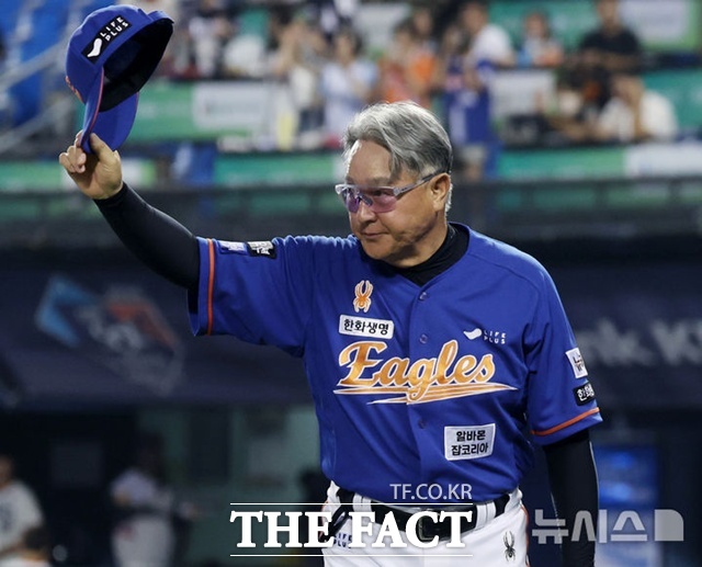 김경문 한화 이글스 감독은 현역 최고령 사령탑이다. 자신만의 확실한 야구관을 갖고 있으며, 이에 대해선 타협이 없다. /뉴시스