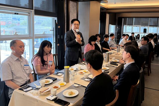 권명호 한국동서발전 사장은 26일 정부세종청사 인근에서 산업통상자원부 출입기자단과 간담회를 갖고 2040년까지 신재생에너지 비중을 44%까지 높이겠다고 말했다. / 동서발전