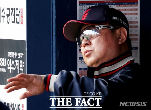 롯데 자이언츠의 우승 청부사 김태형 감독이 최근 팀을 뒤흔든 스프링캠프 도박 스캔들에 대해 무거운 입을 열었다. 예상치 못한 악재에 답답함이 묻어났지만, 사령탑으로서의 단호함은 잃지 않았다. /뉴시스