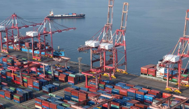 산업연구원은 27일 ‘2025년 하반기 경제·산업 전망 보고서’를 발표하고, 미국의 10% 보편관세가 유지될 경우 올해 우리나라 경제 성장률을 0.95%(상반기 0.5%·하반기 1.4%)로 전망한다고 밝혔다. 사진은 지난 1일 부산 남구 신선대부두. / 뉴시스