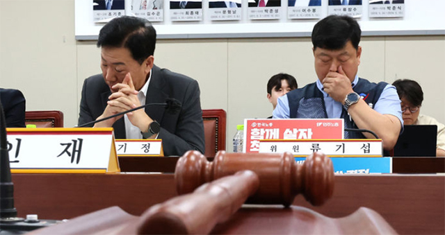 27일 세종시 정부세종청사에서 열린 최저임금위원회 제2차 전원회의에서 류기섭 근로자 위원과 류기정 사용자 위원이 나란히 앉아 얼굴을 만지고 있다./뉴시스