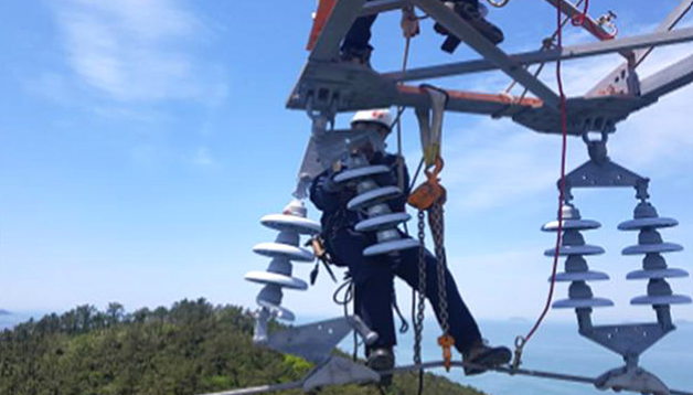 한국전력은 27일 ‘제11차 장기송변전설비계획’을 수립하고 송변전설비 설치에 15년간 72조8000억원을 투입한다고 밝혔다. 사진은 전남 해월철탑 송전선로. / 뉴시스