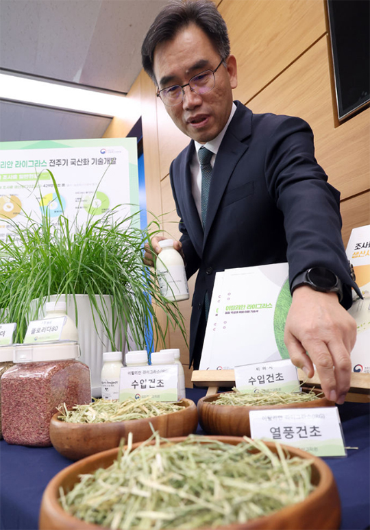 임기순 농촌진흥청 국립축산과학원장이 28일 세종시 정부세종청사에서 겨울철 사료작물인 이탈리안 라이그라스 품종 개발부터 종자생산, 건초가공, 유통 까지 전주기 국산회 기술체계를 구축, 국산 풀사료 산업의 자립 기반을 마련했다고 밝히고 있다./뉴시스