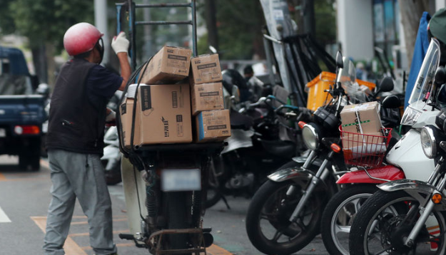 산업통상자원부는 ‘2025년 4월 주요 유통업체 매출 동향’을 발표하며 지난달 주요 유통업체 매출이 전년 동월 대비 7% 증가한 15조1000억원을 기록했다고 27일 밝혔다. 사진은 서울 시내의 배달기사. / 뉴시스