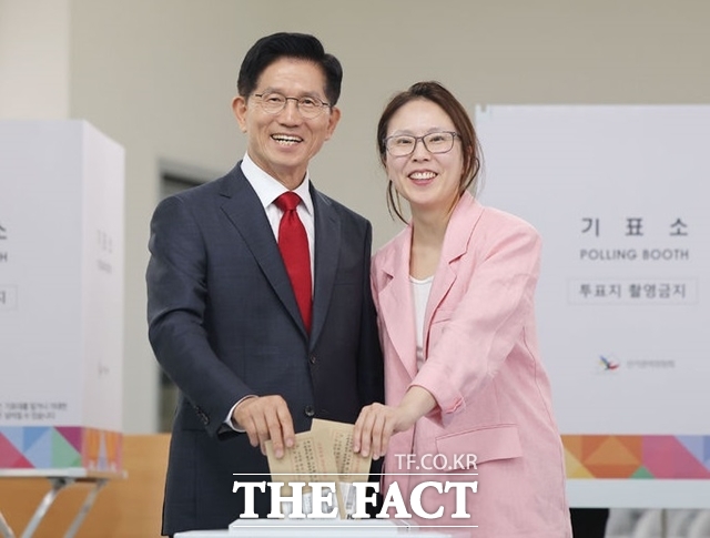 김문수 국민의힘 대선 후보(왼쪽)가 29일 인천 계양구 계양1동 주민센터에 마련된 사전투표소에서 딸 김동주 씨와 투표를 하고 있다. /뉴시스