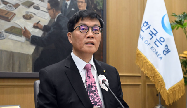 이창용 한국은행 총재가 29일 금융통화위원회 통화정책방향 회의 결과를 설명하는 기자간담회에서 기존 기준금리 2.75%에서 2.50%로 낮춘 배경에 대해 설명했다. /뉴시스