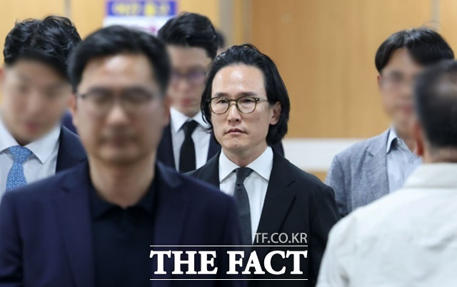 한온시스템은 지난해 매출액 9조9987억원으로 전년 대비 외형은 성장했지만, 영업이익은 955억원으로 66% 급감했다. 당기순이익은 3586억원 적자로 전환했다. 조현범 한국앤컴퍼니그룹 회장이 지난달 29일 서울 서초구 서울중앙지방법원에서 열린 선고 공판에 출석하는 모습. /뉴시스