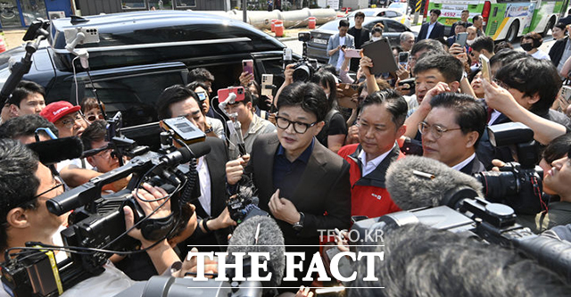 사전투표를 마친 한 전 대표가 취재진과 대화하고 있다. /광주=뉴시스