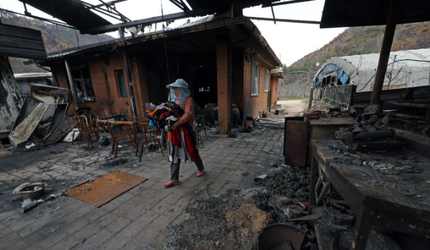 한국전력은 29일 영남권 산불 피해복구를 위해 총 265억원을 투입하고 재난 대응체계를 전면 개편한다고 밝혔다. 사진은 지난달 9일 산불로 전소된 경북 안동시 길안면 만음리의 한 주택. / 뉴시스