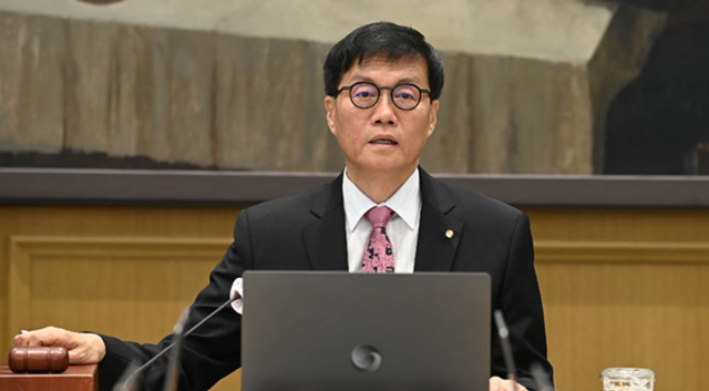 이창용 한은 총재가 29일 금융통화위원회 통화정책방향 회의 결과를 설명하는 기자간담회 자리에서 원화 스테이블코인과 관련한 입장을 밝혔다. /뉴시스