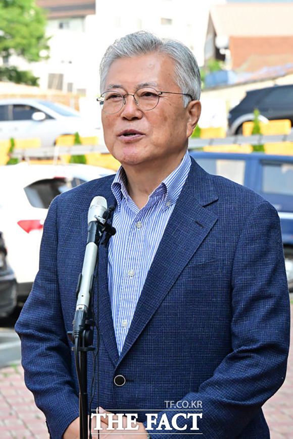 사전투표를 마친 문재인 전 대통령이 취재진의 질문에 답하고 있다. /양산=뉴시스