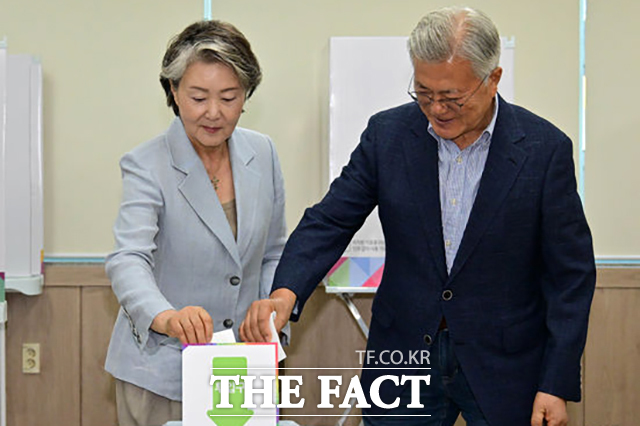 제21대 대통령 선거 사전투표일인 29일 오전 문재인 전 대통령과 김정숙 여사가 경남 양산시 하북면 주민자치센터에서 사전투표를 하고 있다. /양산=뉴시스