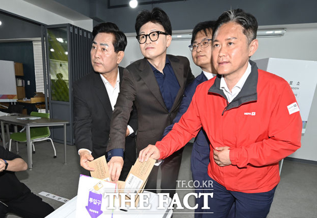한동훈 전 국민의힘 대표(왼쪽에서 두 번째)가 제21대 대통령 선거 사전투표 첫날인 29일 오전 광주광역시 동구 창업지원센터 서남동사전투표소를 찾아 김정현 광주시당위원장, 김화진 전남도당위원장 등과 투표를 하고 있다. /광주=뉴시스